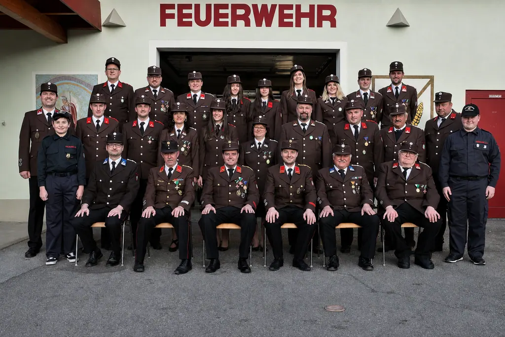 Mannschaft der FF Wohlsdorf in Uniform vor dem Feuerwehrhaus