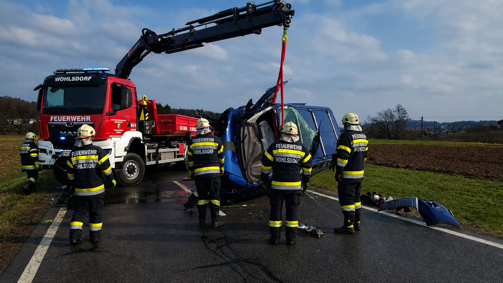 Mannschaft der FF Wohlsdorf bei einer Fahrzeugbergung mit dem Wechselladefahrzeug
